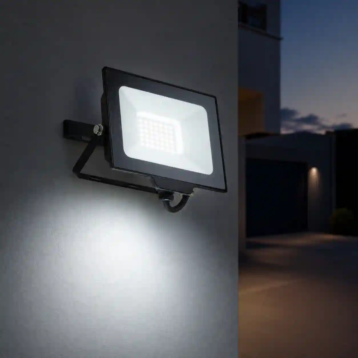 Rozsvícený LED reflektor NL-1 30W se širokým úhlem svícení 120 stupňů a studenou bílou barvou světla
